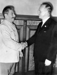 Bundesarchiv_Bild_183-H27337,_Moskau,_Stalin_und_Ribbentrop_im_Kreml.jpeg